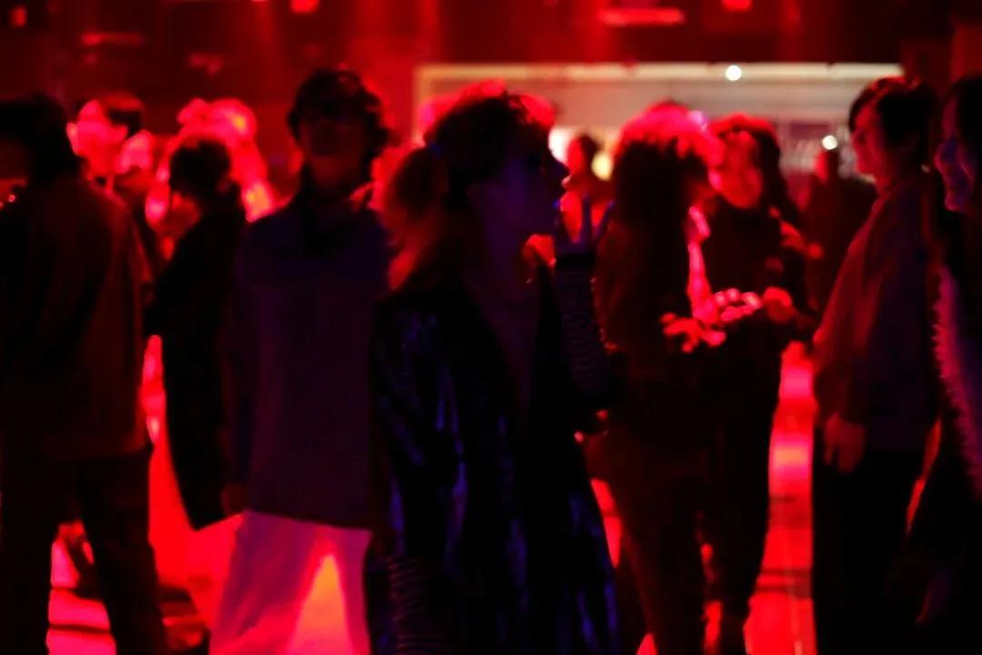 父母约会时，玩得比你野多了