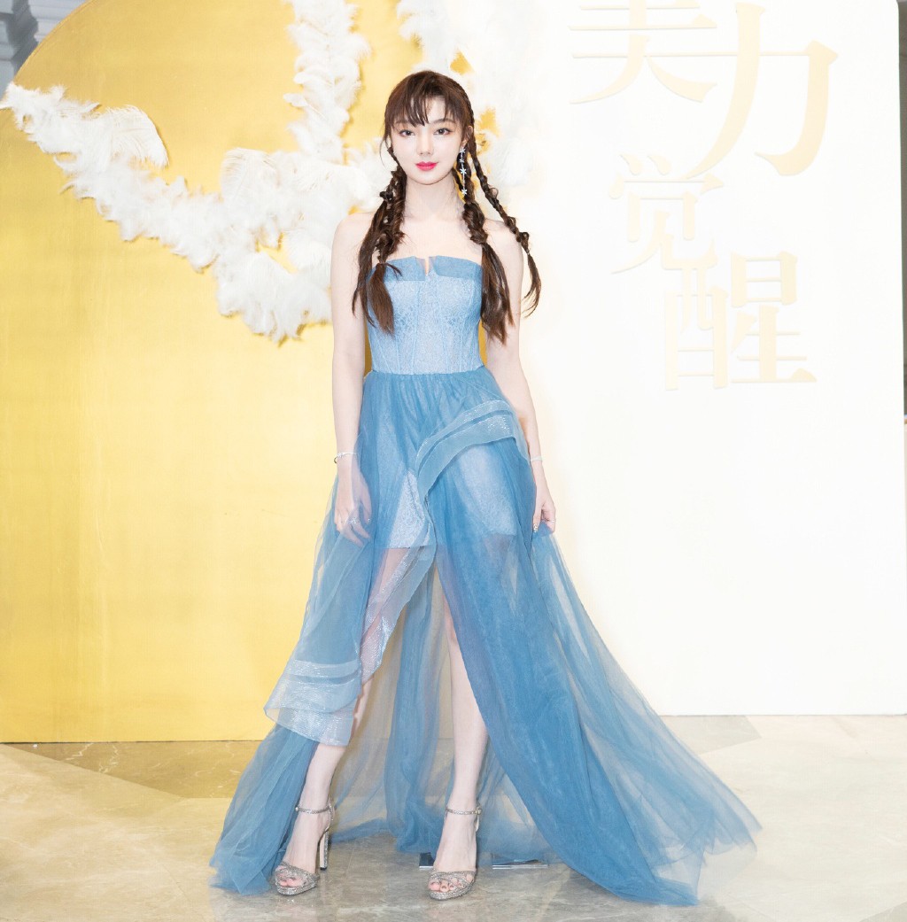 李紫婷穿搭图片,李紫婷白色吊带衫