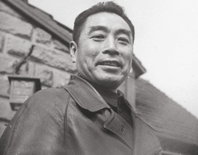 记者故意刁难周总理：为何要用美产钢笔？他的回答让记者羞愧