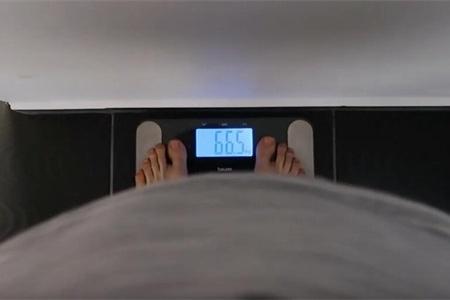 小哥为减肥只吃鸡蛋，苹果，绿茶，看他3天后的体重变化