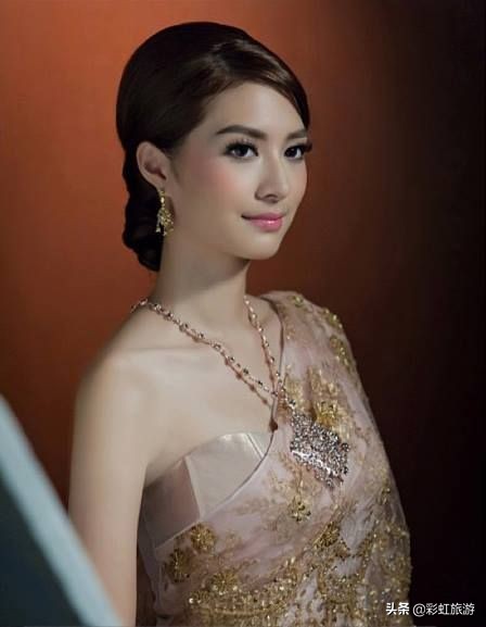 东南亚很多国家民族服装都很接近,而为何“泰服”如此深入人心