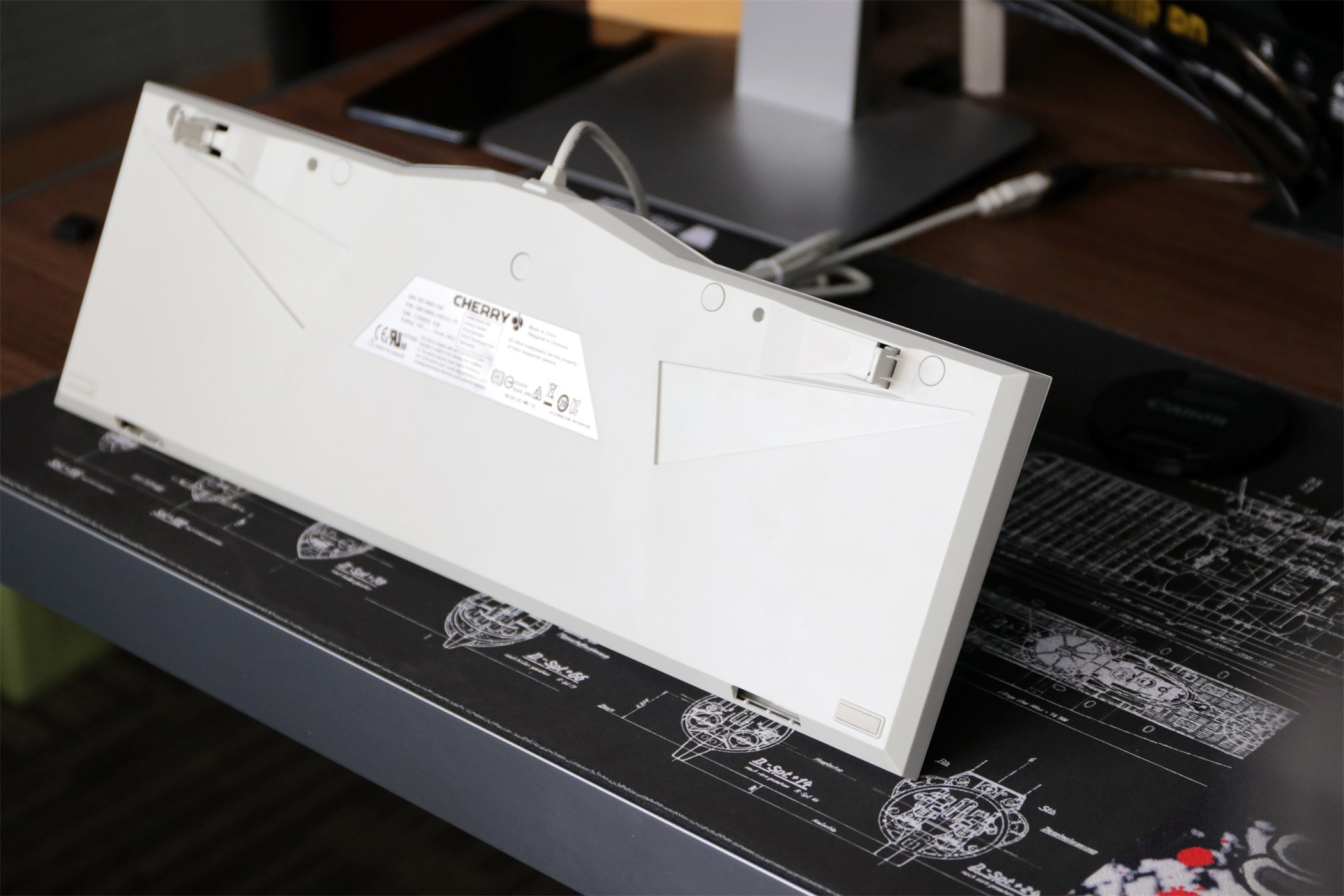 手感比较类似薄膜键盘的机械键盘,像薄膜键盘的机械键盘