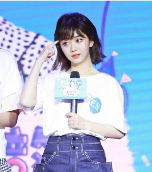 圆脸2022年减龄气质卷发发型中分,大气脸型适合中分发型