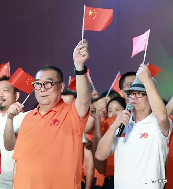 服装人放声高歌致敬祖国，广东时装周闭幕式上那激动人心的一刻