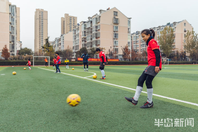 校园足球“姐妹花”