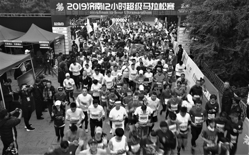 济南超马季节超越奔跑？游培泉破济超马纪录？李晓楠本想减个肥？