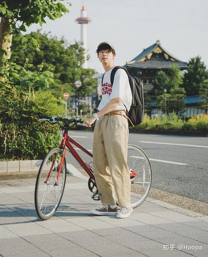 回力高帮帆布鞋男怎么搭配 (帆布鞋如何搭配才好看)