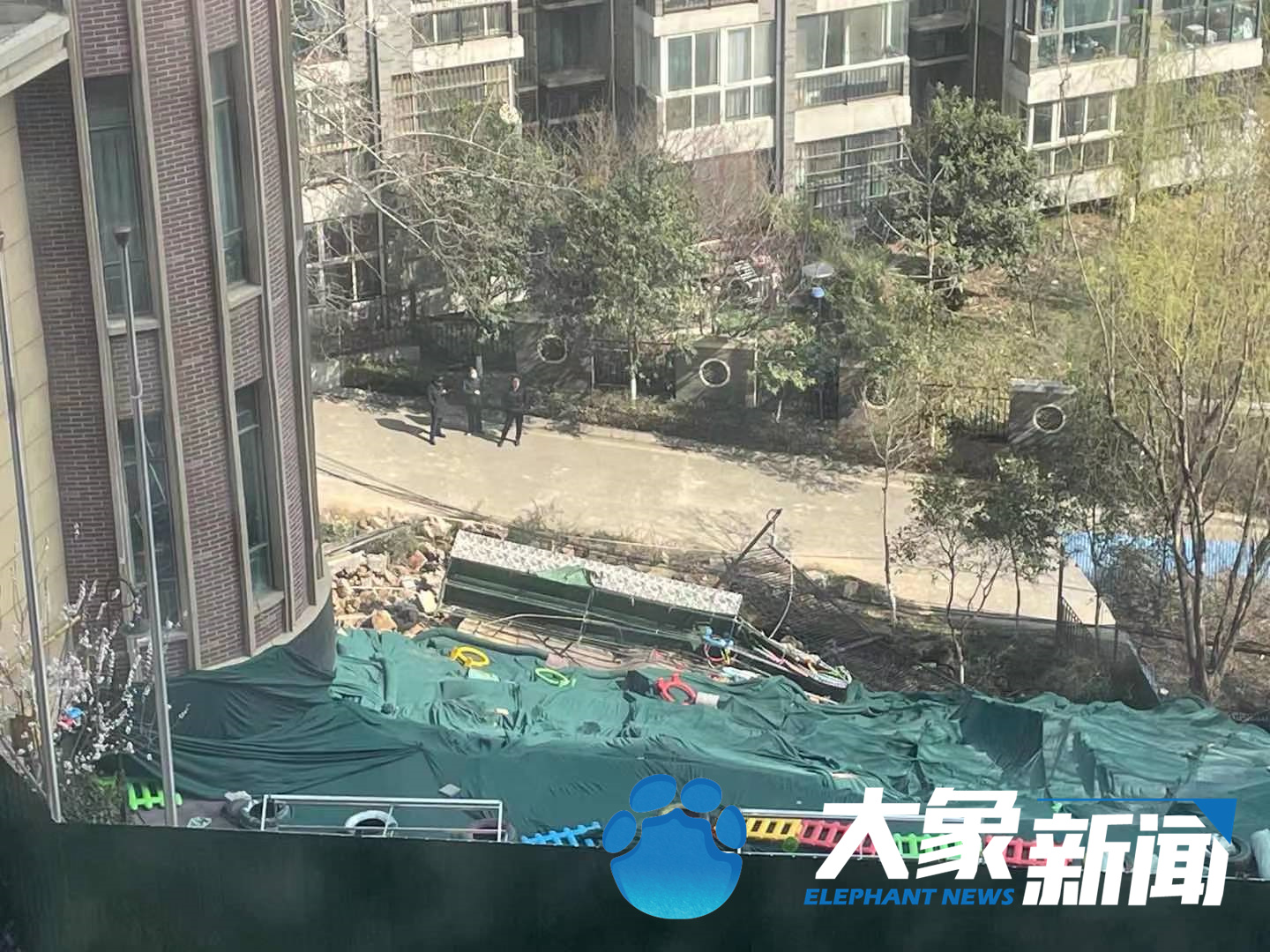 河南新郑维也纳湖畔小区内幼儿园发生塌陷，教学楼地基裸露