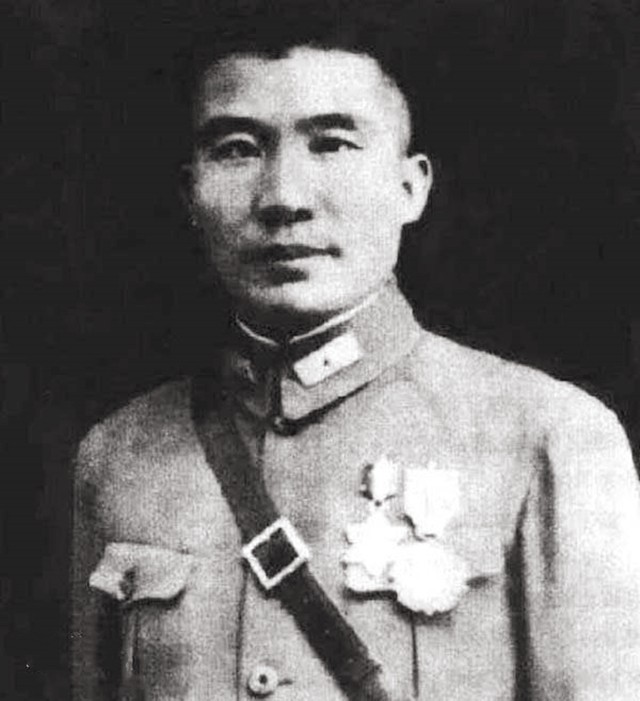 解放南京时，第一个占领“总统府”的解放军军长，建国后怎么样？