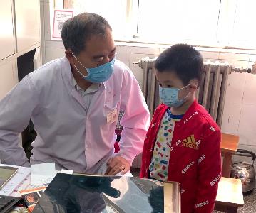 小孩衣服缝按扣方法,孩子脱裤子导致了胯关节脱位