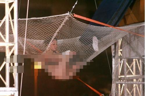 先被43万人看*处私**，后因坠楼树枝穿肺，今39岁的郑希怡涅槃重生