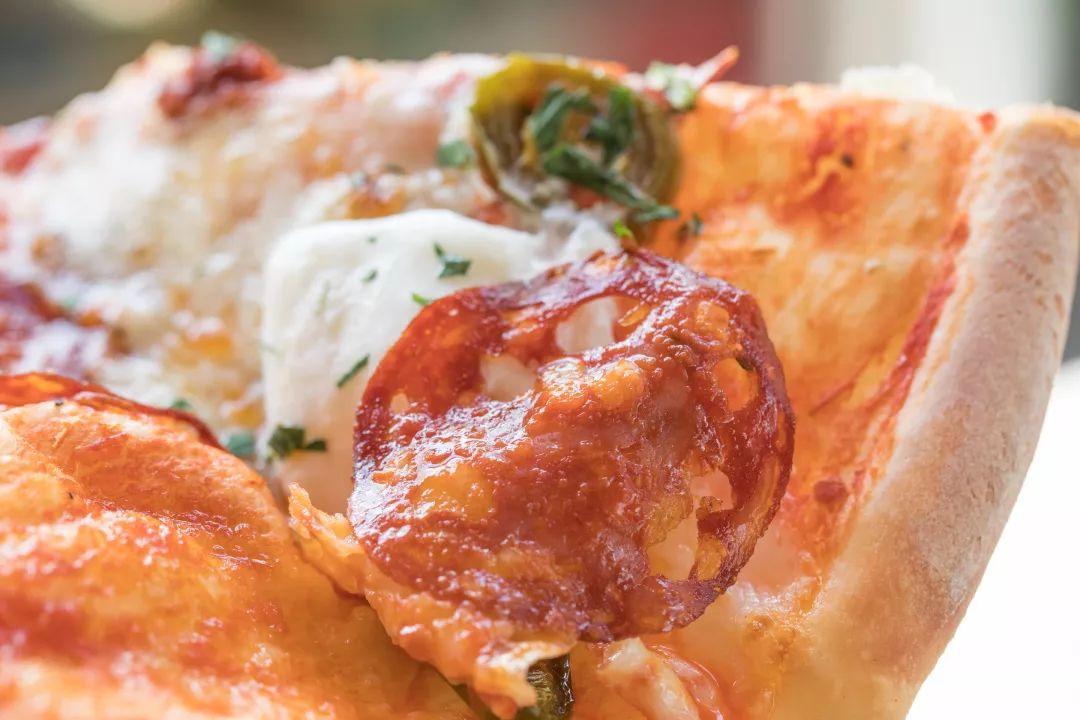 一挤就爆奶的超薄0.1pizza，被外国朋友吹上天