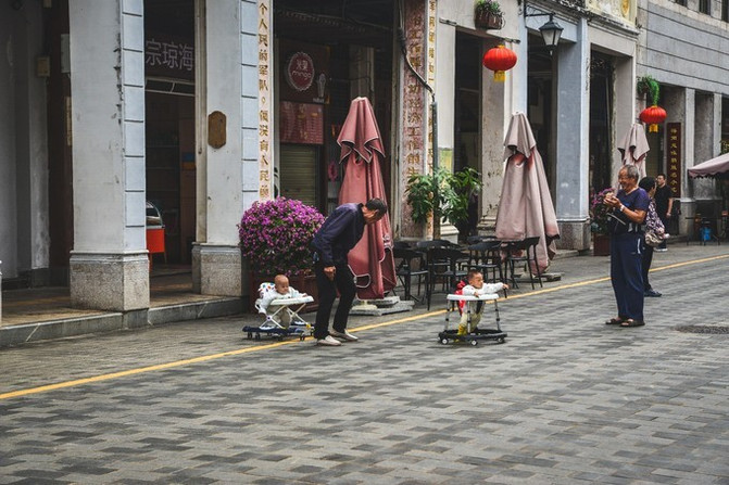 在这个阳光明媚的春季,在这个阳光灿烂的日子里