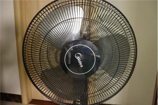 怎样把风扇的灰尘擦掉,怎么把电风扇上的垃圾清除掉