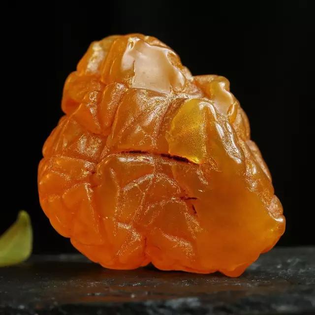 刚买回来的蜜蜡有裂痕有没有事,蜜蜡为什么没有碰就裂开了