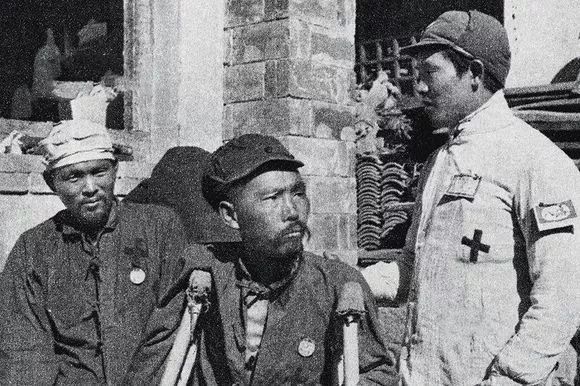 老红军嫌官小，扒开衣服让毛主席看伤疤，毛主席：我不识数