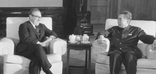 1972年,毛主席接见尼克松,笑着问他:你们常常利用姑娘做掩护?