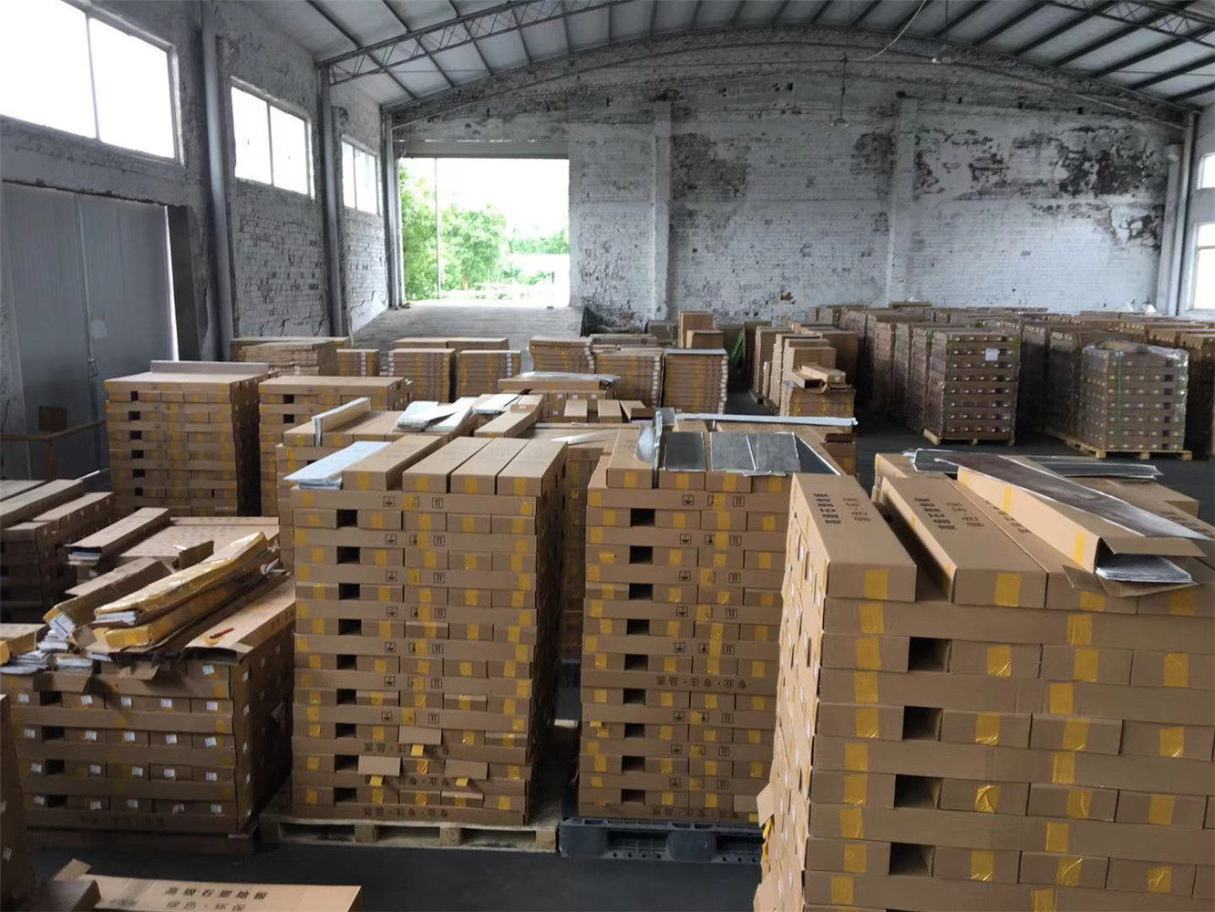 莱一全屋定制自粘地板的发展之道