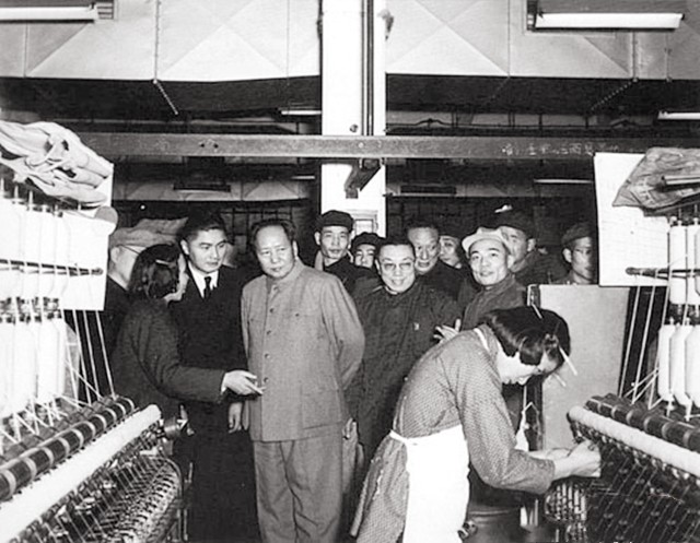 荣毅仁追悼会：规格等同国葬，千人悼念，学生崇拜特意请假来送行