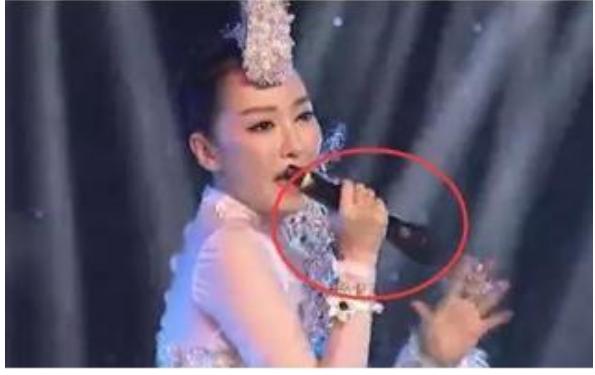 萨顶顶的“假唱转话筒事件”,萨顶顶假唱转话筒事件视频