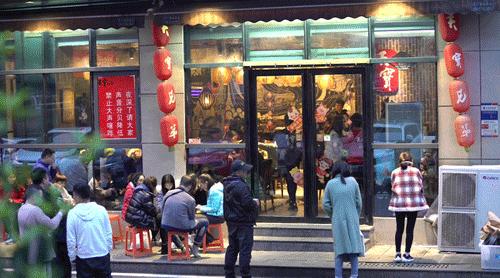 两兄弟揣3000元开店，6年逆袭成当地爆火网红店，天天排长龙！