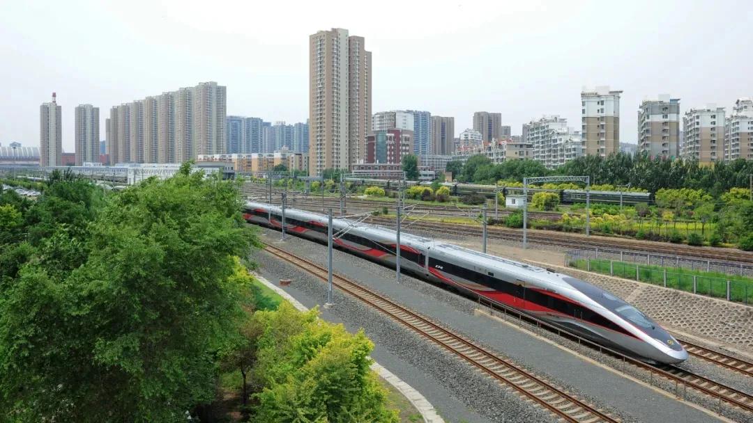 复兴号智能动车组进站京哈,京哈高铁复兴号抵达哈尔滨西站