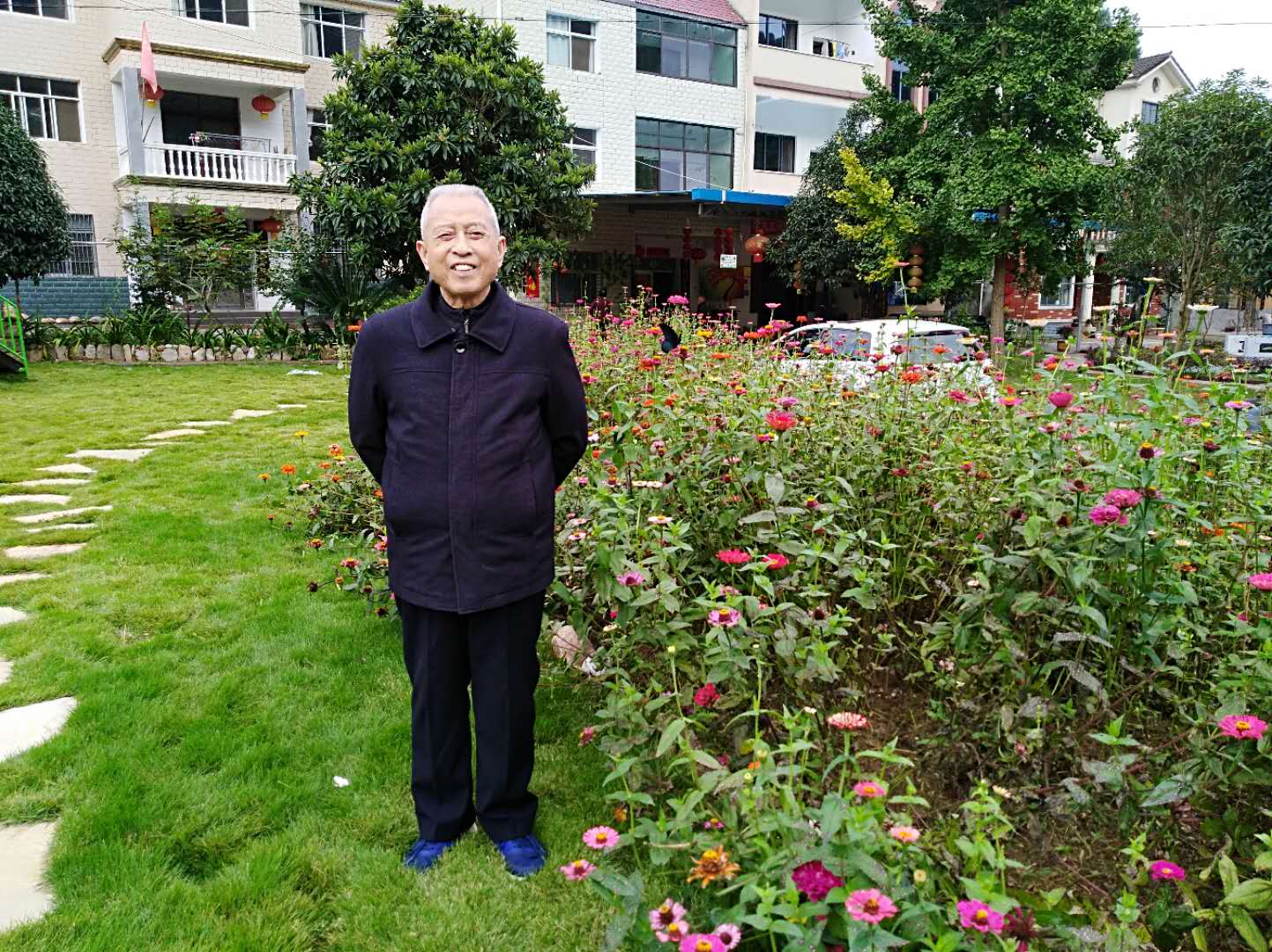 用蜂群作*器武**狠斗村霸