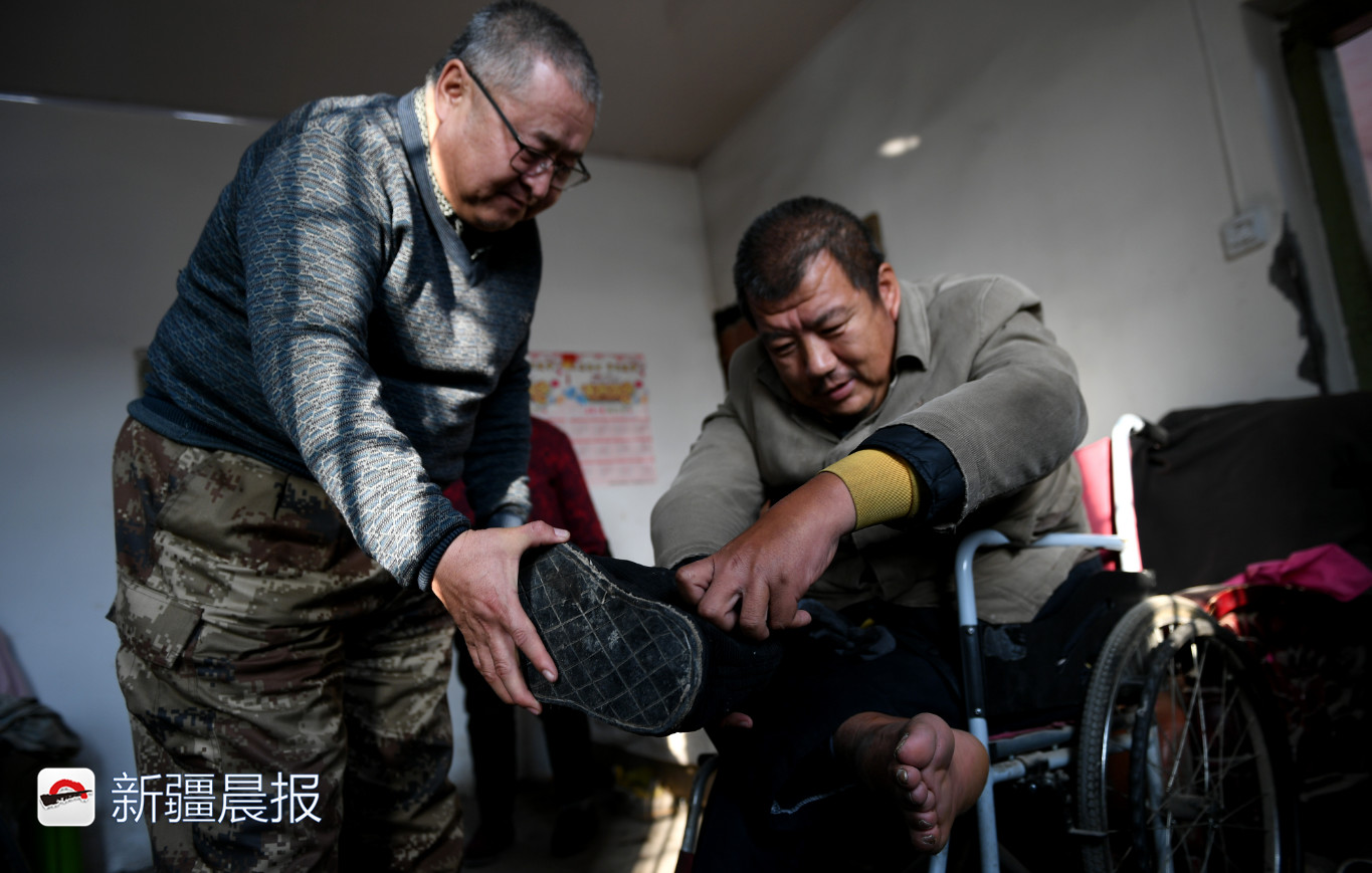 米东村民50码大脚难买鞋母亲做鞋30年担心儿子以后没鞋穿