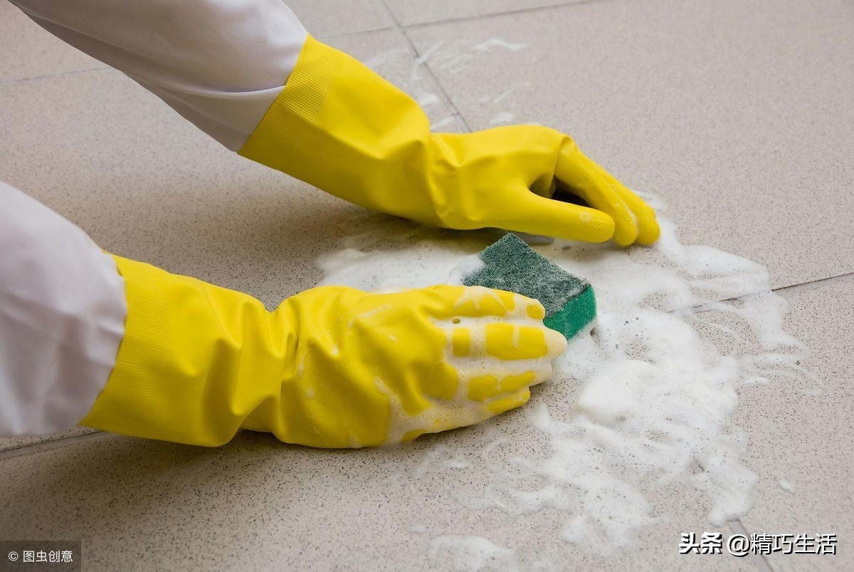 怎样才能去除地板砖上的顽固污垢,地板砖上面的污垢怎么清理小妙招