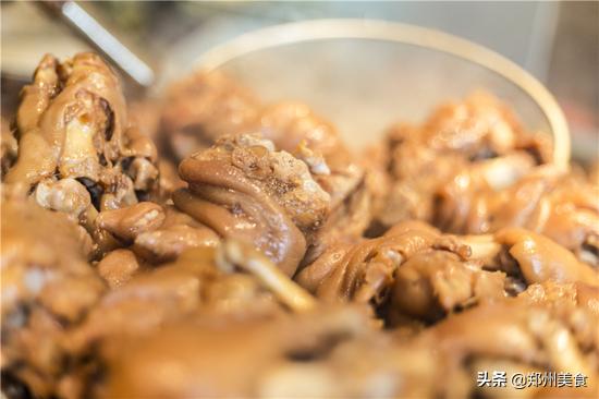 郑州最火爆烩面12元,一碗烩面深深的吸引顾客的味觉