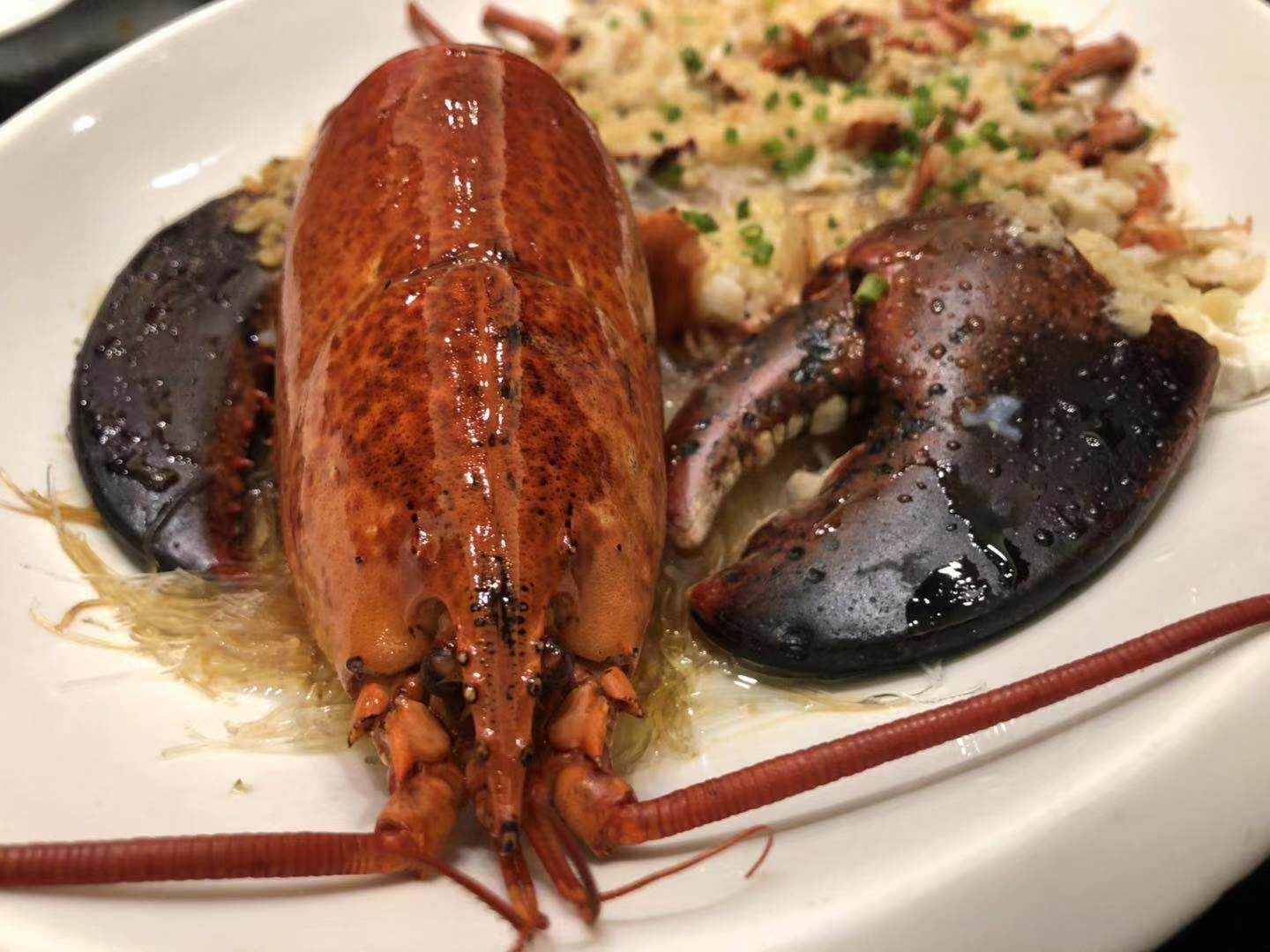 郑州石磨烩面喧嚣热闹，深夜开车路过吃一碗，这几道硬菜过目不忘