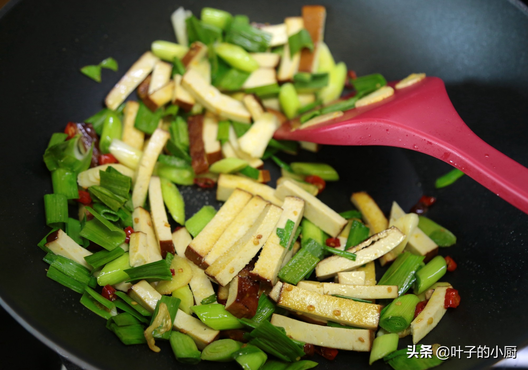 炒蒜苗为什么会苦,炒蒜苗为什么会出汤