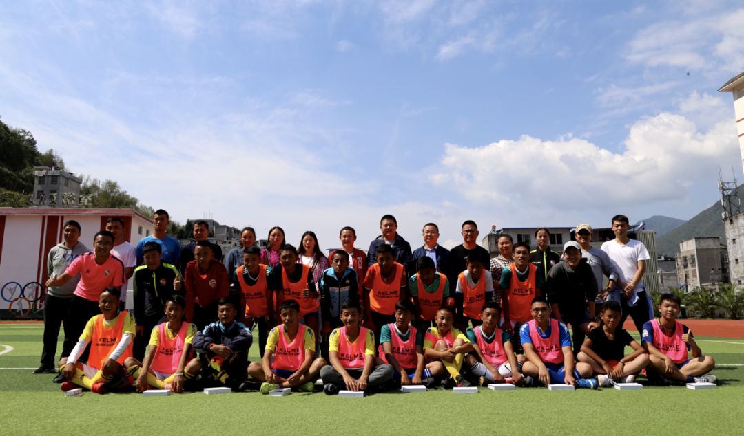 足球公益行动贫困山区小学,爱心足球慈善公益行走进乡村小学