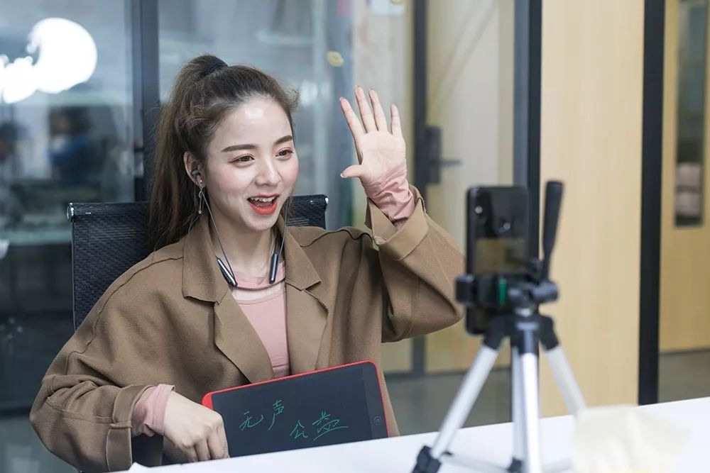 不能开口说话的女主播,直播间不说话的女人