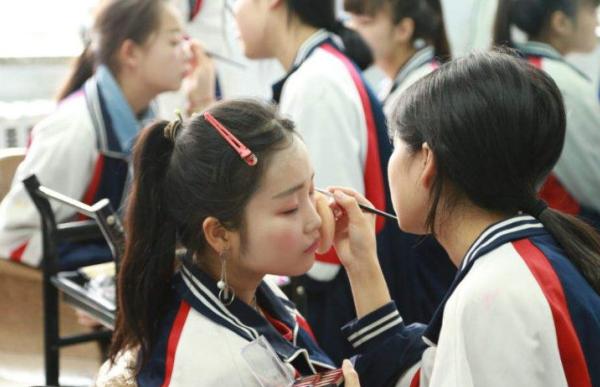 初中女生自认为好看的举动,经常做幼稚的行为很掉价吗