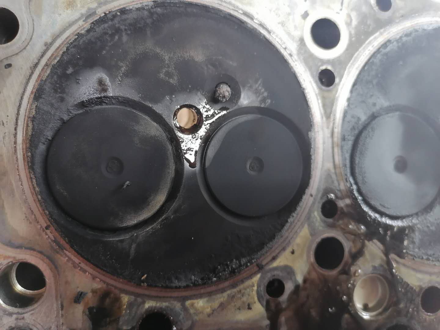 才跑4万公里货车烧机油怎么回事,发动机烧机油活塞发黑