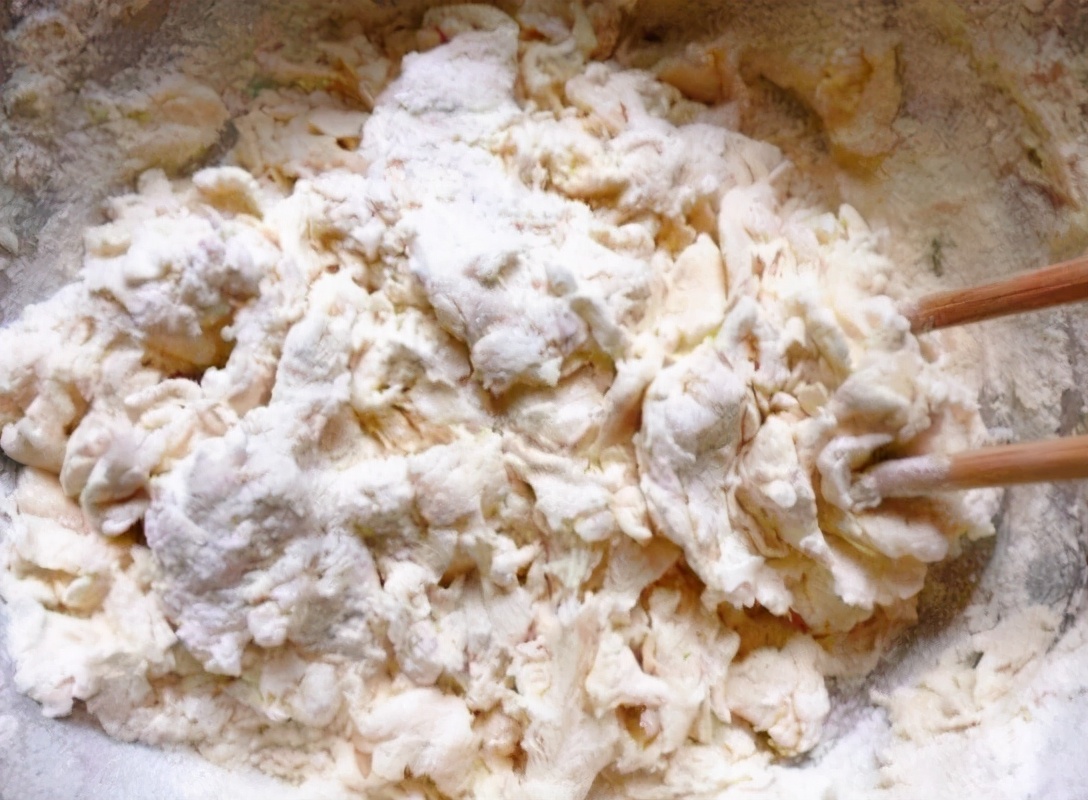 炸油条放碱面酵母酥脆吗,炸油条用不用酵母粉