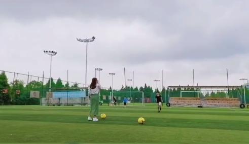 刘涛带女儿踢球,刘涛穿长裙陪儿女踢球