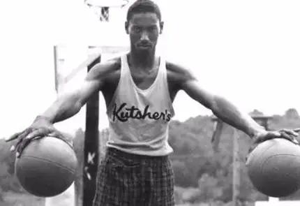 张伯伦异于常人的身体！扣篮把对手脚趾砸骨折，双手举起人如玩偶