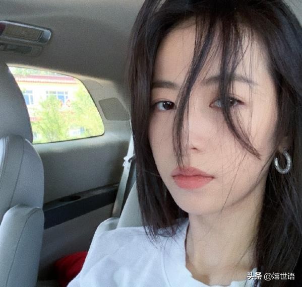 周雨彤穿板鞋图片,周雨彤spell牛仔裤穿搭