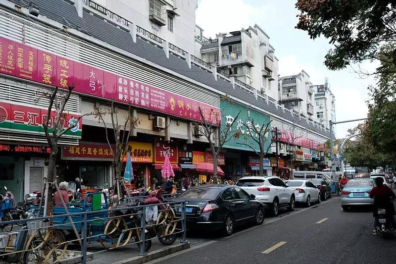 两百年呼童街，一百米烟火路，尝尝这里的美食吧