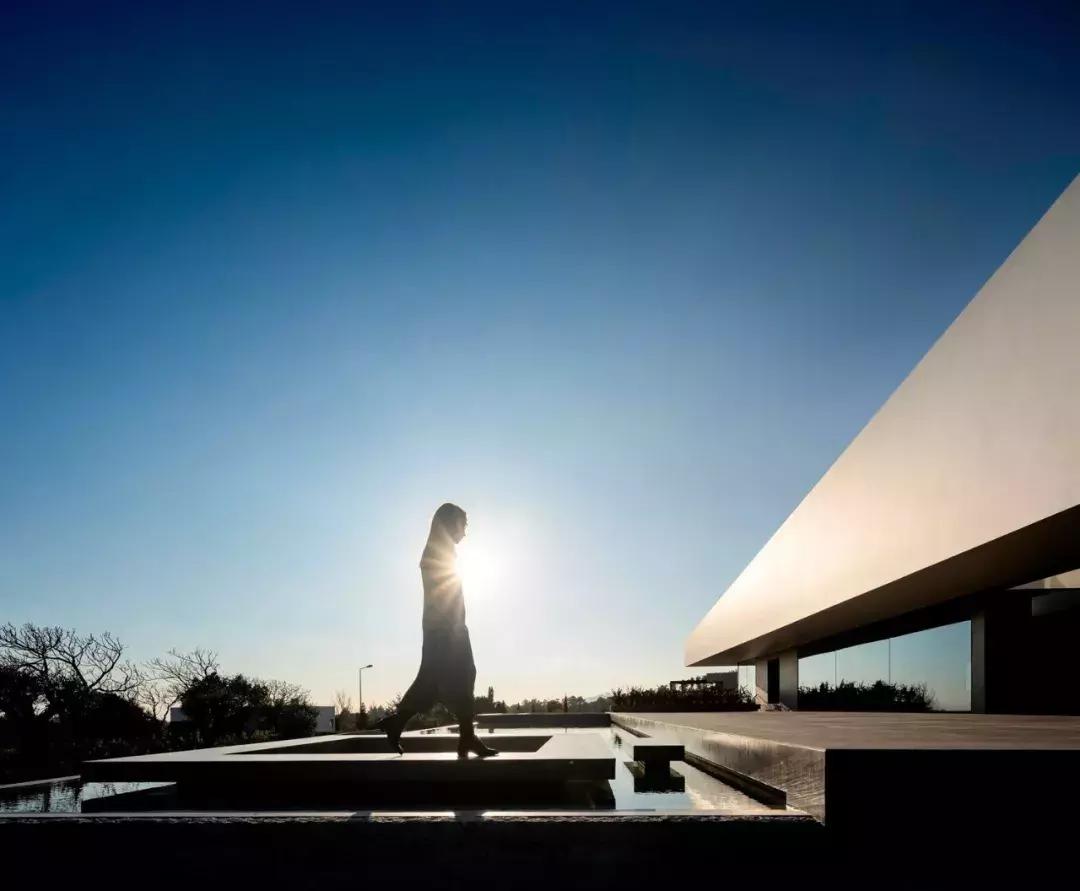 看似简单的白色极简，室内却如此惊艳