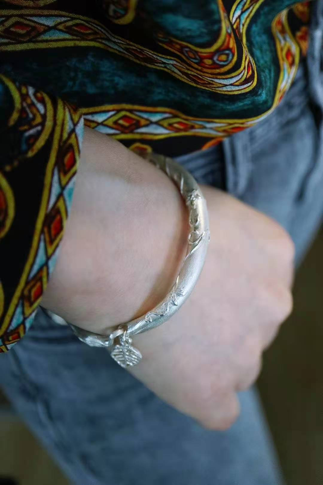 白底青手镯适合多大年纪戴,碧玉手镯适合多大年纪戴