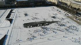 高校雪地双航母,哈尔滨一高校操场惊现双航母