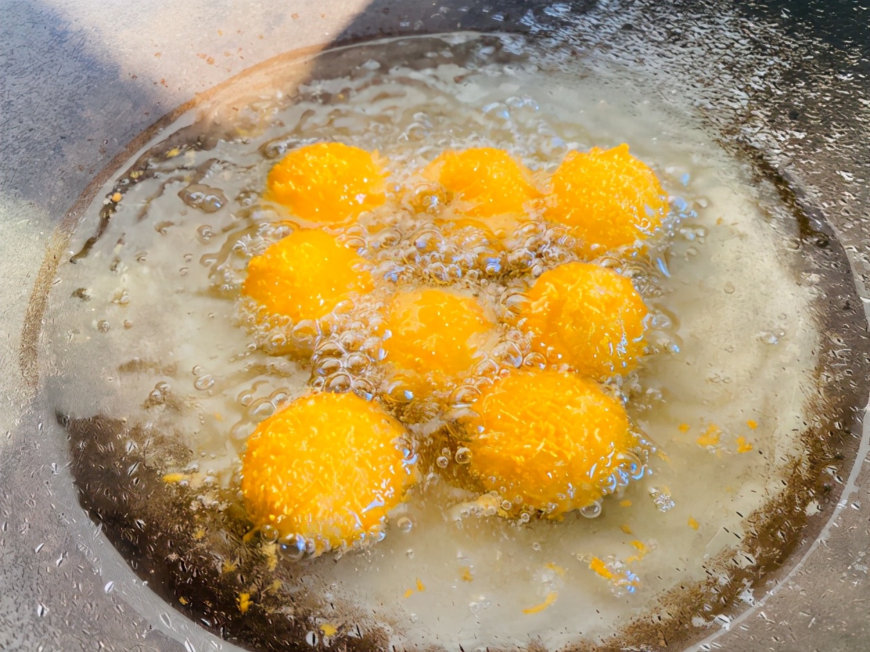 炸汤圆之前用不用把汤圆煮熟,炸汤圆用化开吗