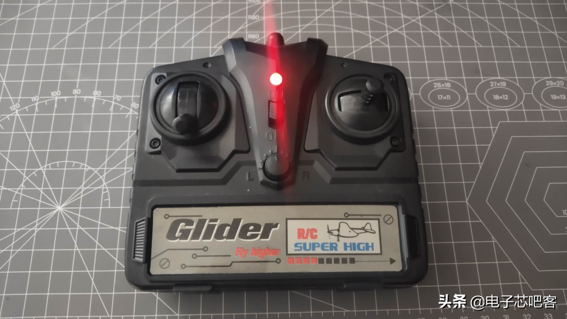 固定翼飞机遥控器坏了,遥控飞机遥控器坏了怎么修