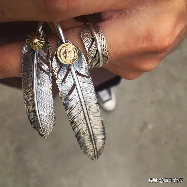 简约的首饰往往是穿搭的必杀技,首饰穿搭