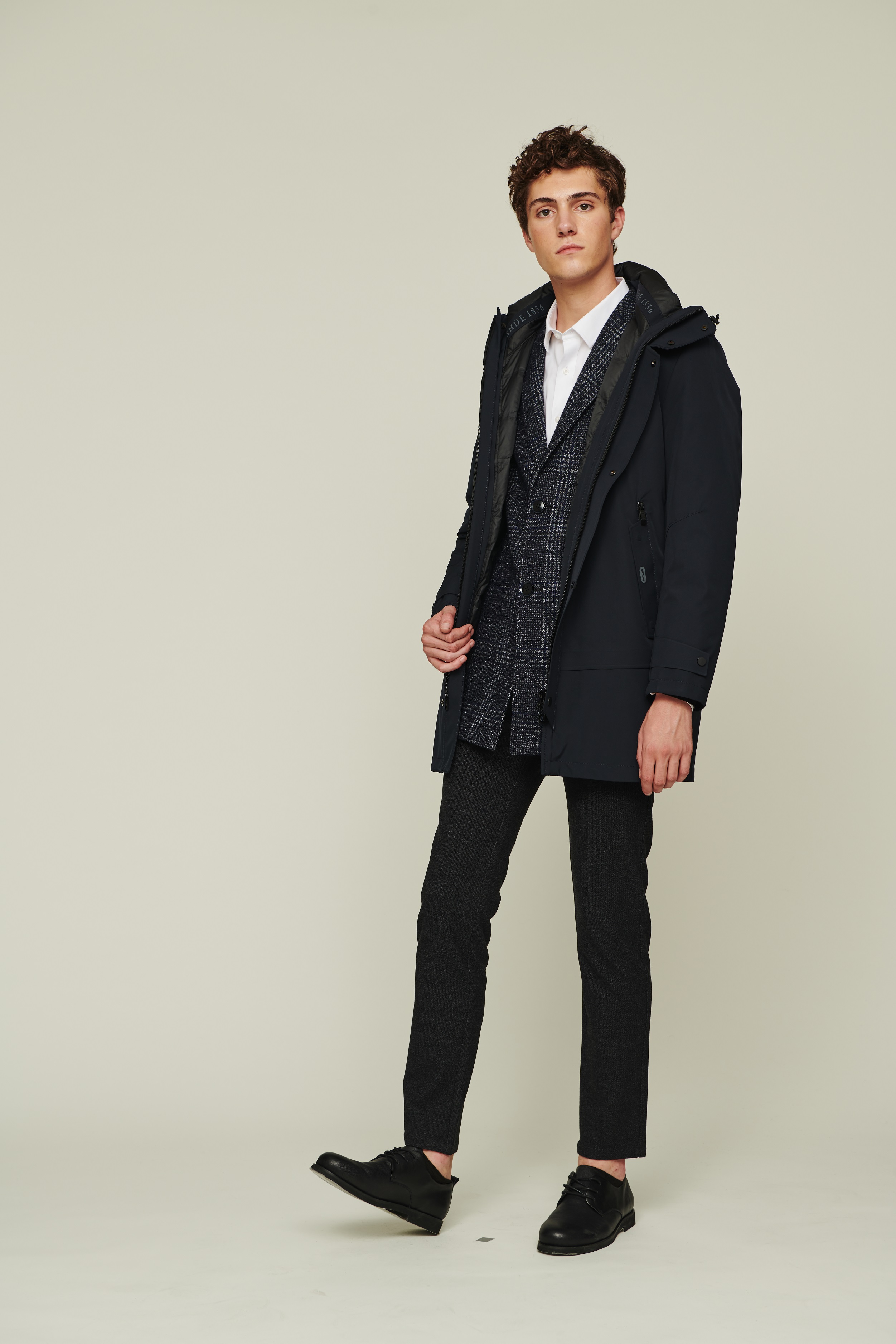 比较俗的粉色长款羽绒服怎么穿,羽绒服这样穿居然潮爆了