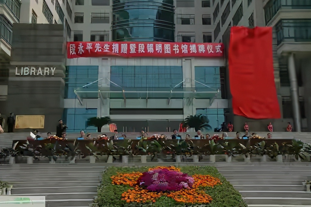 他生于江西，名校毕业，身价超100亿，却40岁就退休了，为啥