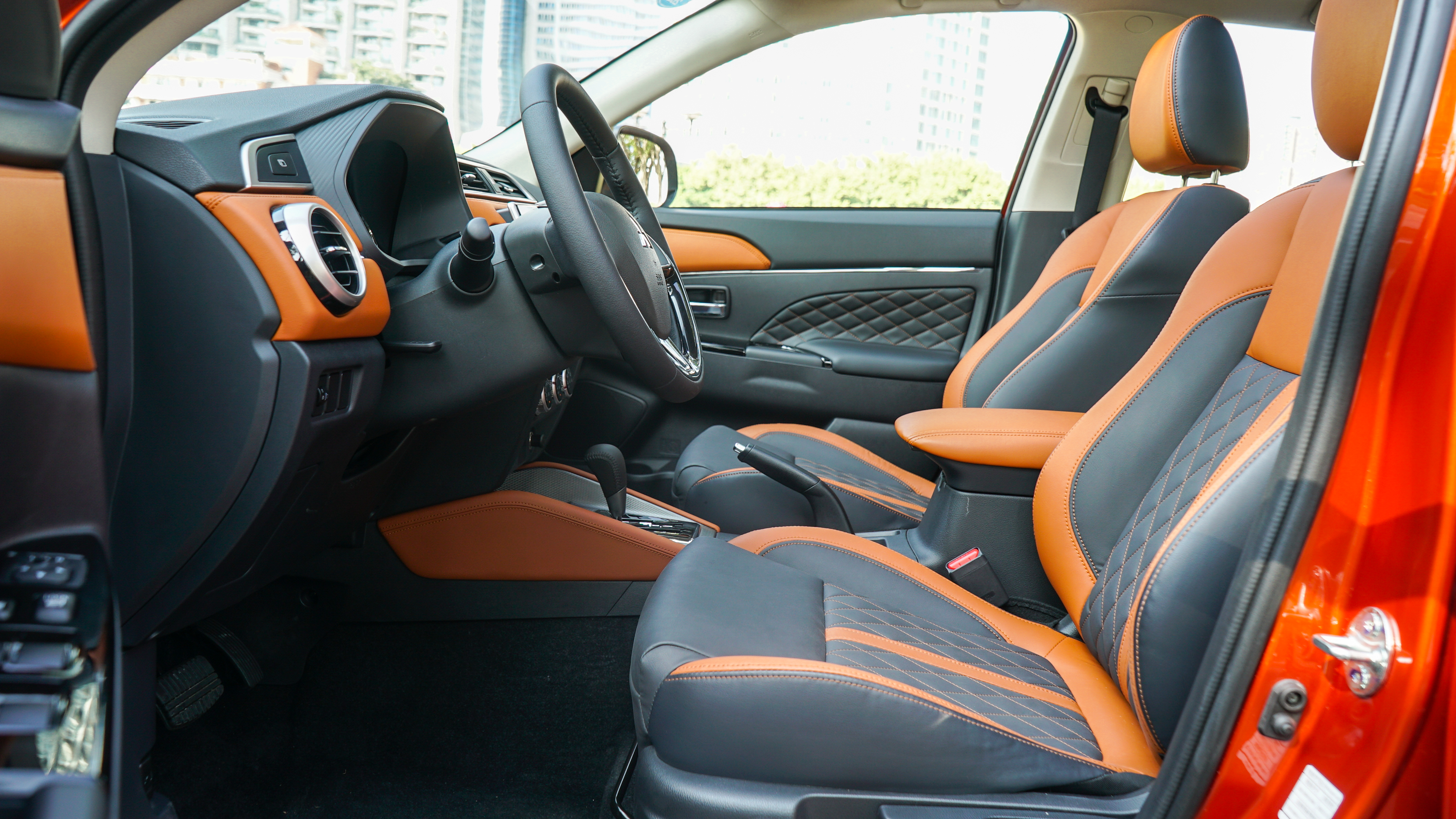 最新三菱劲炫评价,三菱欧蓝德经典vs进口劲炫asxphev